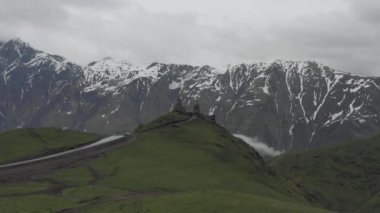 Gürcistan İHA uçuşunda Gergeti Trinity Kilisesi 'ni Miuntains