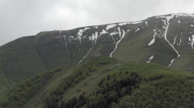 Gürcistan İHA uçuşunda Gergeti Trinity Kilisesi 'ni Miuntains
