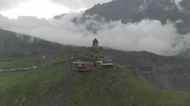 Gürcistan İHA uçuşunda Gergeti Trinity Kilisesi 'ni Miuntains