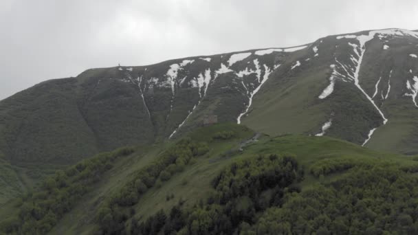 Kazberi Miuntains Gergeti Trinity Church i Georgien drönare flygning — Stockvideo