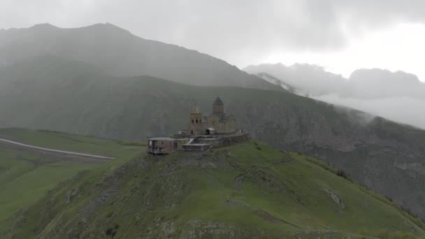 Kazberi Miuntains Gergeti Trojice kostel v Gruzii drone let — Stock video