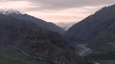 Gürcistan 'daki Dağlarda Günbatımı Kazbegi ve Gergeti Trinity Kilisesi Kuzey Kafkasya İHA uçağı