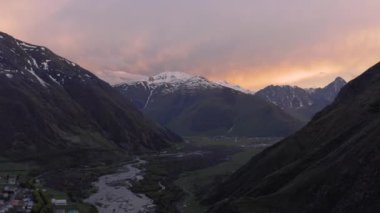 Gürcistan 'daki Dağlarda Günbatımı Kazbegi ve Gergeti Trinity Kilisesi Kuzey Kafkasya İHA uçağı