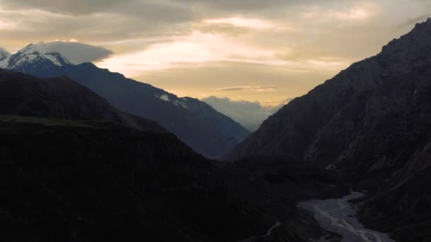 Gürcistan 'daki Dağlarda Günbatımı Kazbegi ve Gergeti Trinity Kilisesi Kuzey Kafkasya İHA uçağı — Stok video