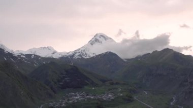 Gürcistan 'daki Dağlarda Günbatımı Kazbegi ve Gergeti Trinity Kilisesi Kuzey Kafkasya İHA uçağı
