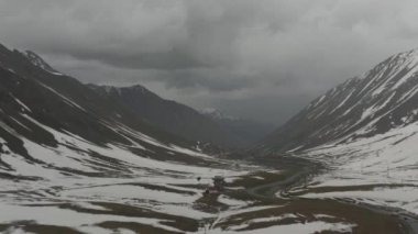 Gürcistan 'daki dağlarda kar yağıyor Kazbegi Kuzey Kafkasya insansız hava aracı