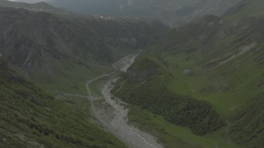 Gürcistan 'daki dağ nehri ve Gergeti Trinity Kilisesi Kuzey Kafkasya insansız hava aracı