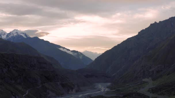 Sonnenuntergang in den Bergen in Georgien Kasbegi und Gergeti Dreifaltigkeitskirche Nordkaukasus Drohnenflug — Stockvideo