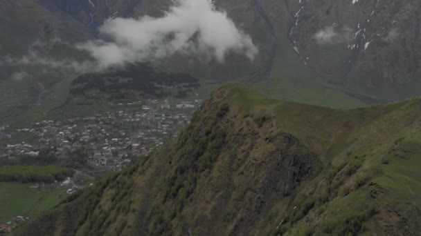Gürcistan 'daki dağlar ve bulutlar Kazbegi ve Gergeti Trinity Kilisesi Kuzey Kafkasya insansız hava aracı uçuşları — Stok video