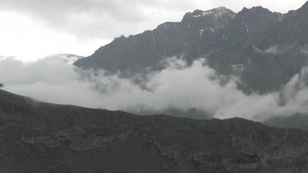Timelapse Hory a mraky v Gruzii Kazbegi a Gergeti Kostel Nejsvětější Trojice Severní Kavkaz let dronem — Stock video