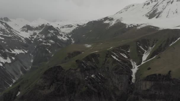 Nieve en las montañas en Georgia Kazbegi vuelo drone norte del Cáucaso — Vídeos de Stock