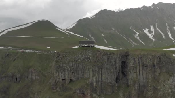 Montañas en Georgia Kazbegi y monumento con los turistas vuelo drone norte del Cáucaso — Vídeo de stock