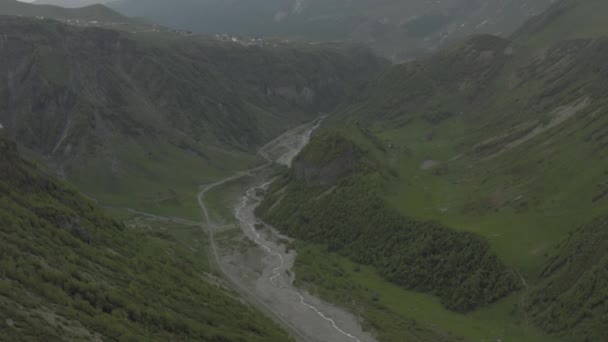 Horská řeka v Gruzii Kazbegi a kostel Nejsvětější Trojice severně od Kavkazu let dronem — Stock video