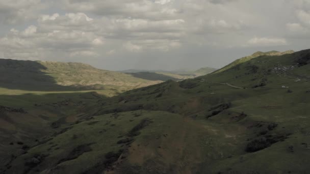 Kaukasus bergen episka flyg kullar och georgiska dalen skönhet naturen Georgien djur waterwall drone 4k — Stockvideo