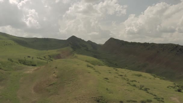 Montañas del Cáucaso épicas colinas de vuelo y valle georgiano belleza naturaleza georgia animales waterwall drone 4k — Vídeo de stock