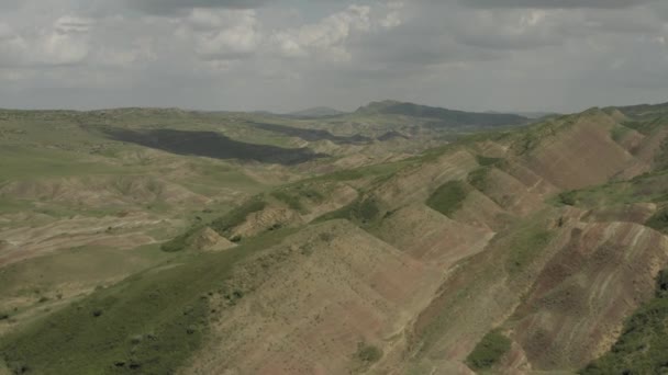 Montañas del Cáucaso épicas colinas de vuelo y valle georgiano belleza naturaleza georgia animales waterwall drone 4k — Vídeos de Stock