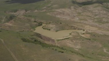Kafkas Dağları epik uçuş tepeler ve Gürcü Vadisi güzellik doğa Gürcistan hayvanlar waterwall dron 4k
