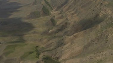 Kafkas Dağları epik uçuş tepeler ve Gürcü Vadisi güzellik doğa Gürcistan hayvanlar waterwall dron 4k