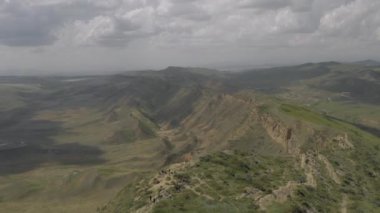 Kafkas Dağları epik uçuş tepeler ve Gürcü Vadisi güzellik doğa Gürcistan hayvanlar waterwall dron 4k