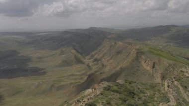 Kafkas Dağları epik uçuş tepeler ve Gürcü Vadisi güzellik doğa Gürcistan hayvanlar waterwall dron 4k