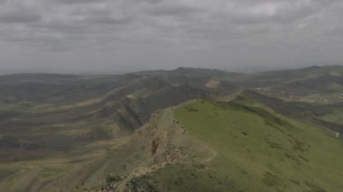 Kafkas Dağları epik uçuş tepeler ve Gürcü Vadisi güzellik doğa Gürcistan hayvanlar waterwall dron 4k