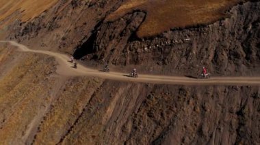Enduro motosikletleriyle Kafkas dağlarında Enduro motosikletleriyle zorlu bir yolculuk.