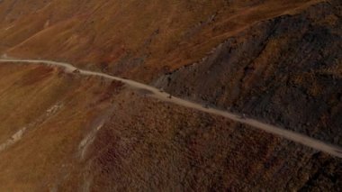 Enduro motosikletleriyle Kafkas dağlarında Enduro motosikletleriyle zorlu bir yolculuk.