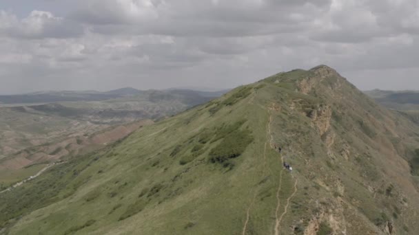 高加索山脉史诗般的飞行山丘和格鲁吉亚山谷美丽自然佐治亚动物水冷壁爆无人机4k — 图库视频影像