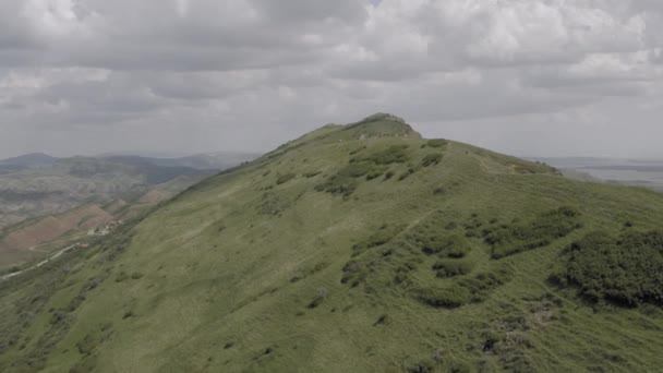 Caucasus mountains epische vlucht heuvels en de vallei van de Georgische schoonheid natuur Georgië dieren waterwall drone 4k — Stockvideo