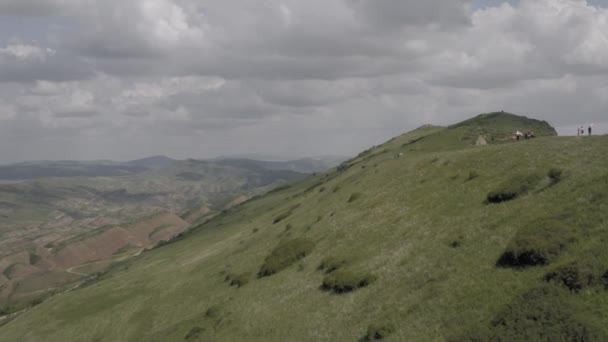 Kaukasus bergen episka flyg kullar och georgiska dalen skönhet naturen Georgien djur waterwall drone 4k — Stockvideo