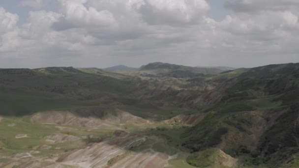 コーカサス山脈の壮大な飛行の丘とグルジア渓谷の美しさ自然ジョージア動物 waterwall ドローン 4 k — ストック動画