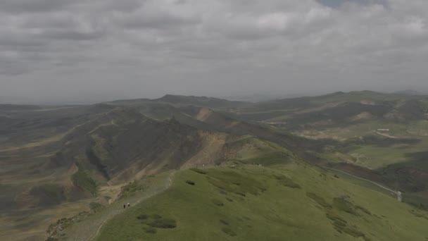 Montagnes du Caucase vol épique collines et vallée géorgienne beauté nature géorgie animaux mur d'eau drone 4k — Video
