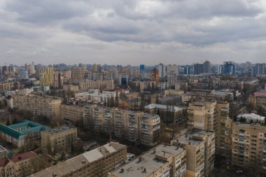 Şehir merkezinin ve uyku alanlarının Urkaine Drone fotoğrafında Kiev