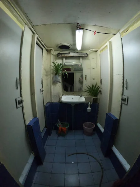 WC público y lavabo en un ferry en Tailandia — Foto de Stock