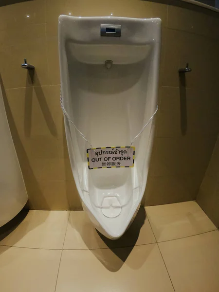 Gebroken urinoir in een openbaar toilet op de luchthaven — Stockfoto