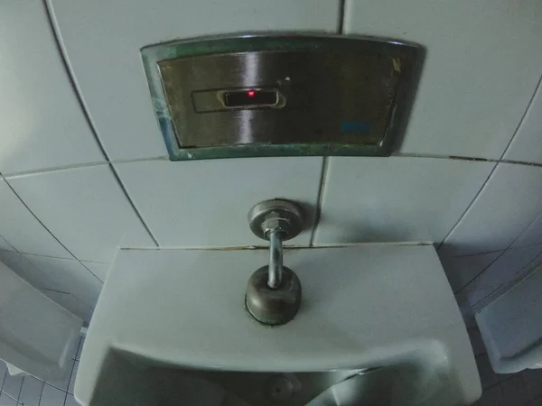 Wit urinoir in een openbaar toilet op de luchthaven — Stockfoto