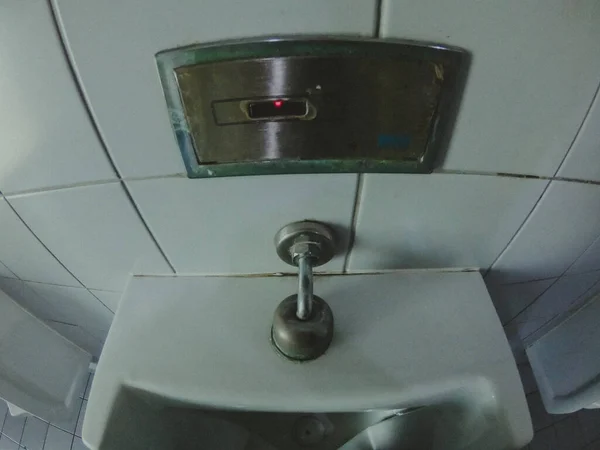 空港の公衆トイレにある白い便器 — ストック写真