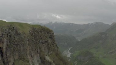 Gürcistan 'daki dağlardaki vadi Kazbegi Kuzey Kafkasya insansız hava aracı