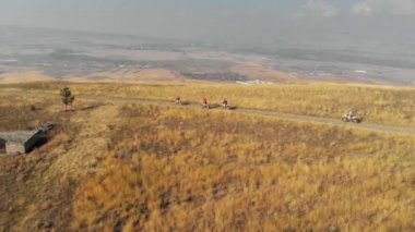 Enduro motosikletleriyle Kafkas dağlarında Enduro motosikletleriyle zorlu bir yolculuk.