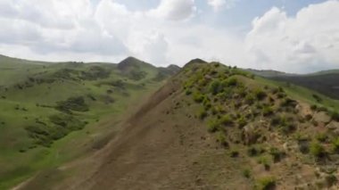 Kafkasya dağları destansı Drone Timelapse tepeleri ve Gürcistan vadisi güzelliği 4k 50fps