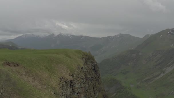 Vale nas montanhas na Geórgia Kazbegi norte do Cáucaso voo drone — Vídeo de Stock