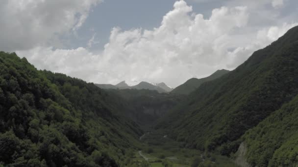 Dolina w górach w Gruzji Kazbegi Północny Kaukaz lot dronem — Wideo stockowe