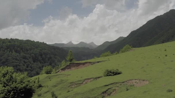 Valle de las Montañas en Georgia Kazbegi norte del Cáucaso vuelo con drones — Vídeos de Stock