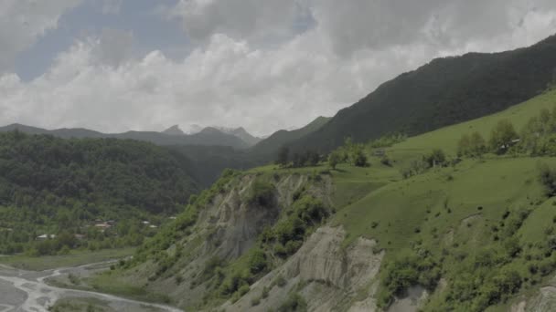 Valle de las Montañas en Georgia Kazbegi norte del Cáucaso vuelo con drones — Vídeos de Stock