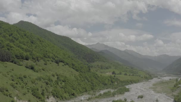 Полет беспилотника "Казбеги" в долине в горах Грузии — стоковое видео