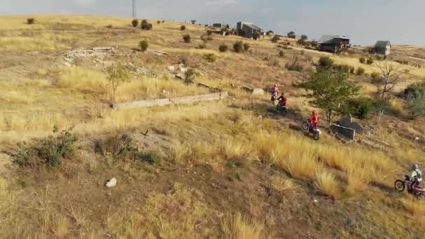 Enduro ταξίδι με ποδήλατο βρωμιά ψηλά στα βουνά του Καυκάσου με ποδήλατα Enduro — Αρχείο Βίντεο