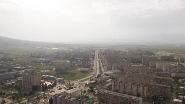 City Drone Hyperlapse bâtiments dans la ville géorgienne de Rustavi. Ancien bloc soviétique d'appartements bâtiment en béton maisons vivantes 25fps — Video