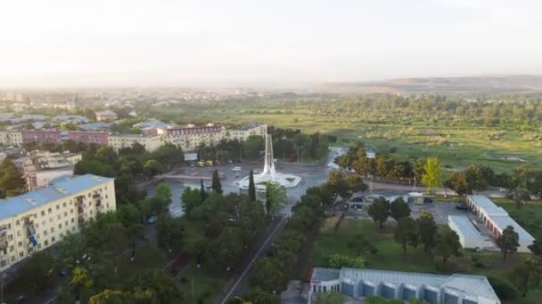 Stadt Drohnen Hyperlapse Gebäude in georgischen rustavi Stadt. alter sowjetischer Wohnblock Betonbau Wohnhäuser 25fps — Stockvideo