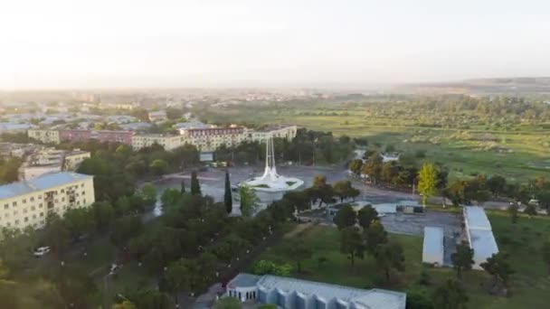 City Drone Hyperlapse byggnader i georgiska Rustavi stad. Gamla sovjetiska block av lägenheter betong byggnad vardagsrum 50fps — Stockvideo