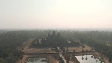 Kamboçya 'daki Angkor Wat Tapınağı. Güneşin doğuşu sis uçağı.